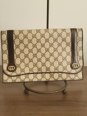 Gucci GG Supreme Canvas Clutch in Beige Brown